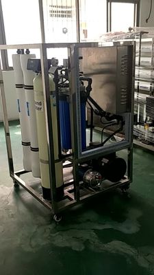 De installatie van de zeewaterontzilting voor boot